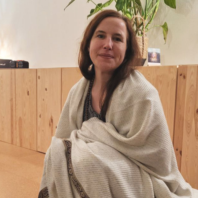 Frauentempel-Hüterin Marianne in einer Decke eingehüllt