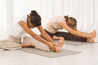 Yogakurs Ayur Yoga in Halle (Saale): Zwei Frauen praktizieren ganzheitliches Yoga