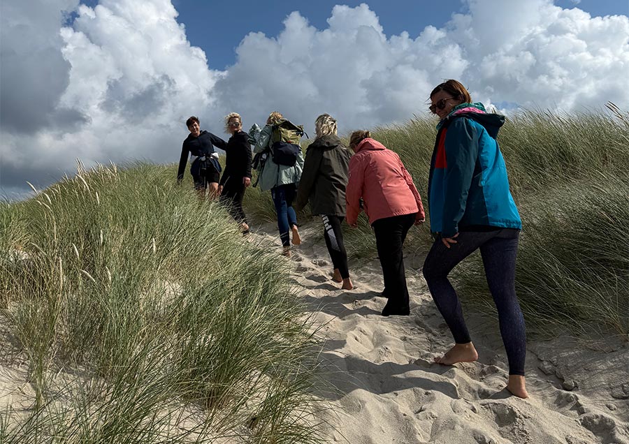 Frauen in den Dünen auf Sylt