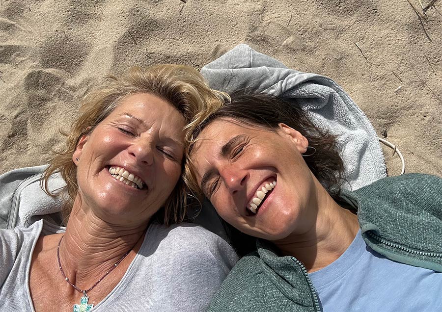 Schoßraum-Magnet Retreat auf Sylt: Ines und Anette am Strand.
